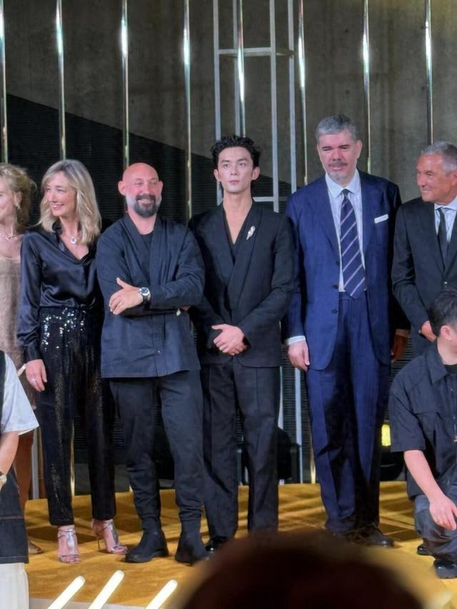 宝格丽这一晚,“膀大腰圆”的刘亦菲,给内娱畸形审美上了一课