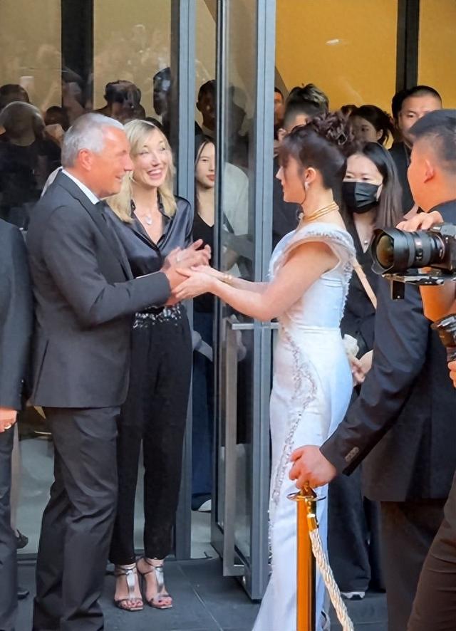 宝格丽这一晚,“膀大腰圆”的刘亦菲,给内娱畸形审美上了一课