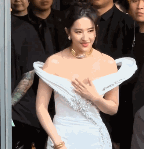 宝格丽这一晚,“膀大腰圆”的刘亦菲,给内娱审美上了生动的一课