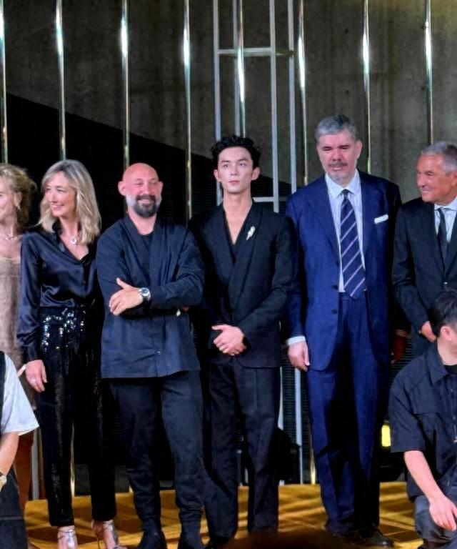 宝格丽这一晚,“膀大腰圆”的刘亦菲,给内娱畸形审美上了一课