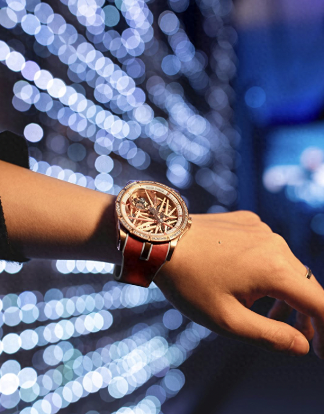 奢侈品媒体|罗杰杜彼:霓虹腕表的光影魔法| 奢华奢侈媒体