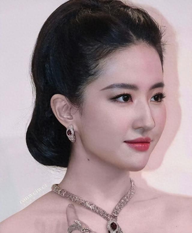 宝格丽的一张照片,江湖地位一目了然,刘亦菲站C位妥妥的亲闺女