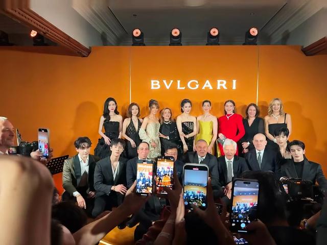 һƬλһĿȻվCλ׵׹Ů