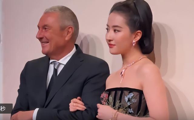 һƬλһĿȻվCλ׵׹Ů