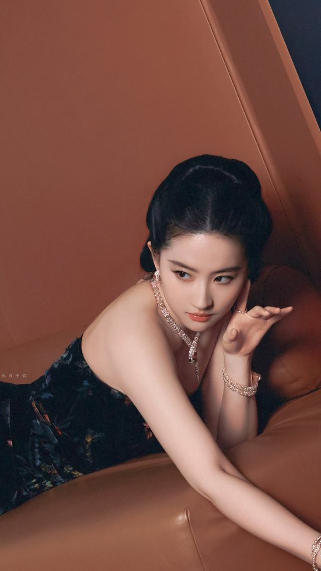 һƬλһĿȻվCλ׵׹Ů