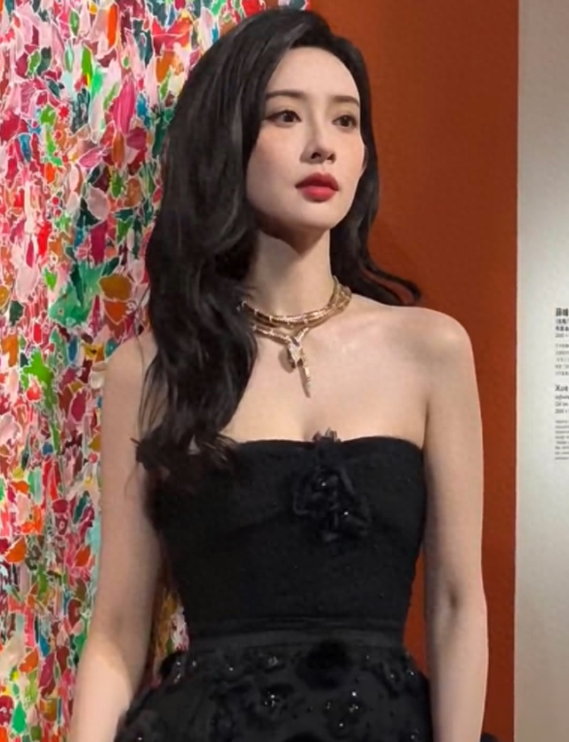 宝格丽之夜,刘亦菲孟子义同框比美,相由心生谁更惊艳?