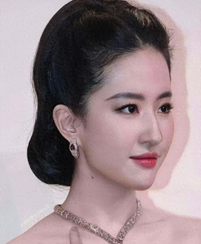 宝格丽的一张照片,江湖地位一目了然,刘亦菲站C位稳稳的亲闺女