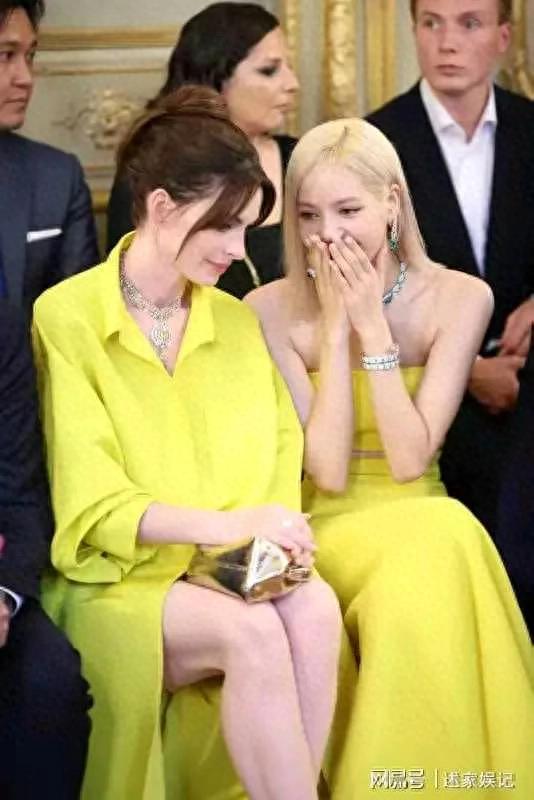 宝格丽活动现场!安妮·海瑟薇、Lisa同框比美,谁更胜一筹?